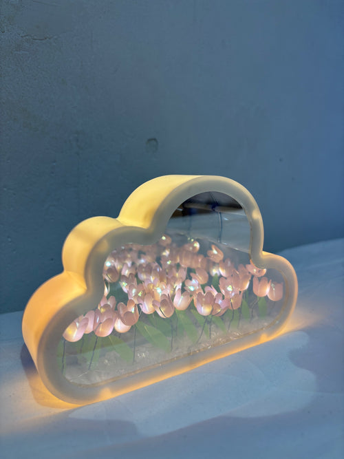 Lampka nocna w kształcie tulipana